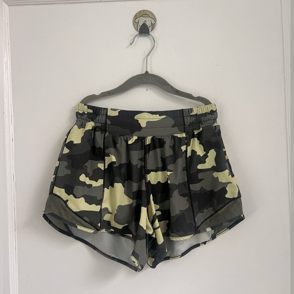 LULULEMON HOTTY HOT SHORT 4”-CRISPIN GREEN CAMO Size 4 Tall - Picture 1 of 5